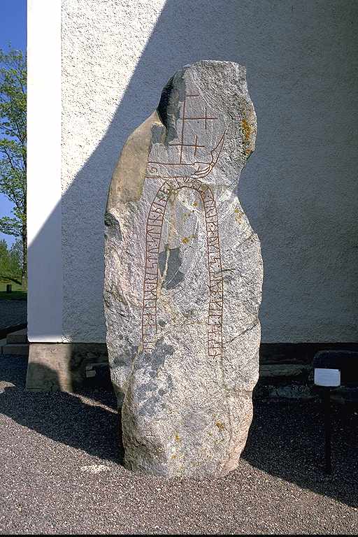 Runes written on runsten, grå granit. Date: V